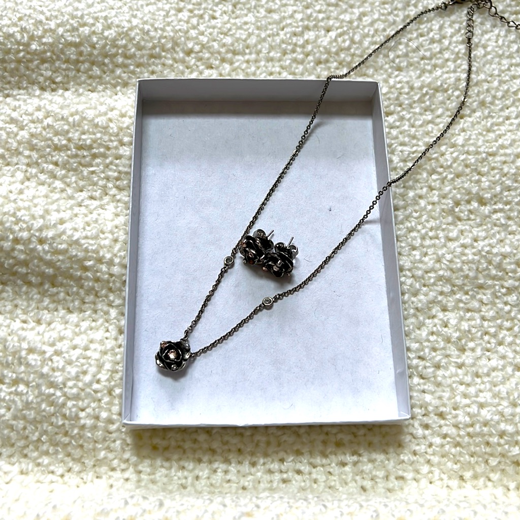 Like New Sorrelli Flower Pendant And Earrings Set 60$